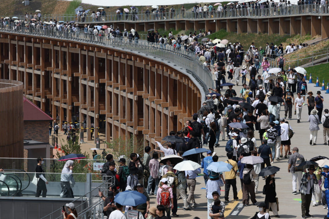 にぎわう大阪・関西万博の大屋根リング＝大阪市此花区