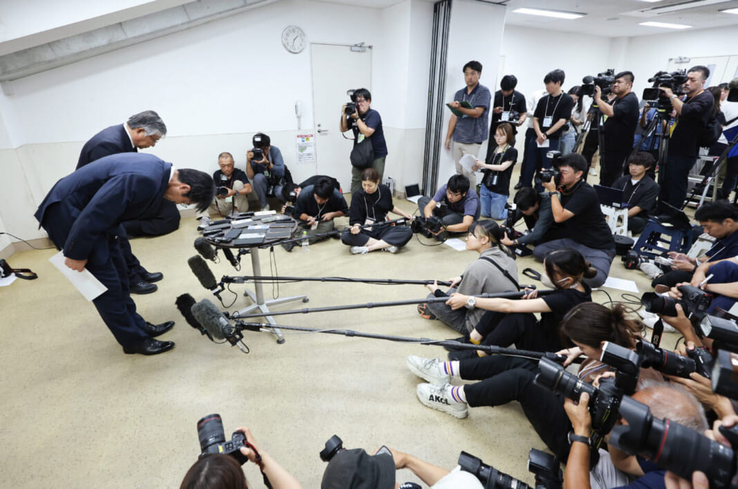 記者会見を終え、頭を下げる広陵の堀正和校長（左端）＝８月10日、兵庫県西宮市