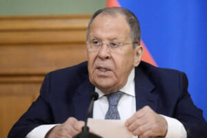 ８月20日、モスクワで記者会見するロシアのラブロフ外相（ＡＦＰ時事）