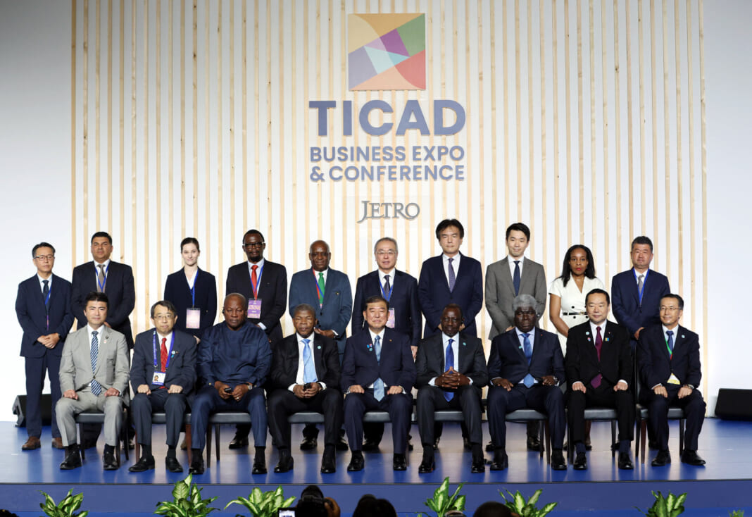 ＴＩＣＡＤ９で企業、団体幹部との写真に納まる石破茂首相（前列中央）ら各国首脳＝８月21日、横浜市（代表撮影）