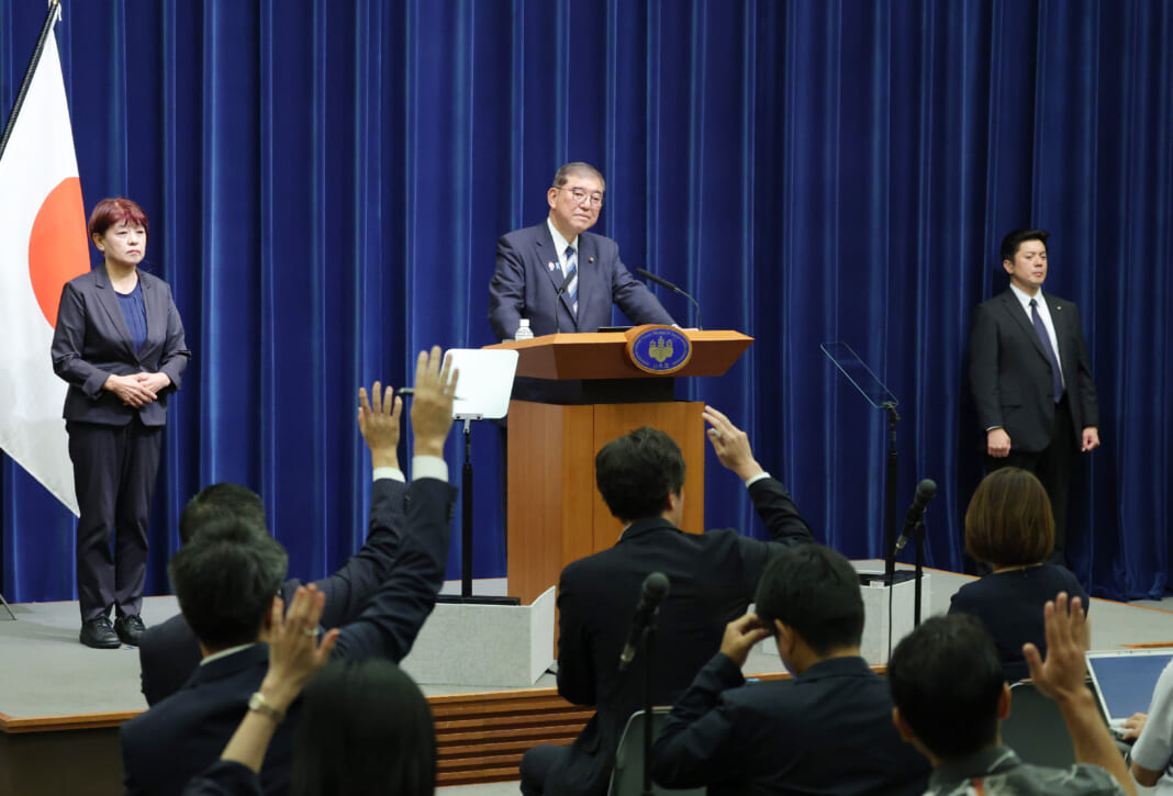020250907AT_79____-1 記者会見で退陣を表明後、質問を受ける石破茂首相(中央)=9月7日午後、首相官邸