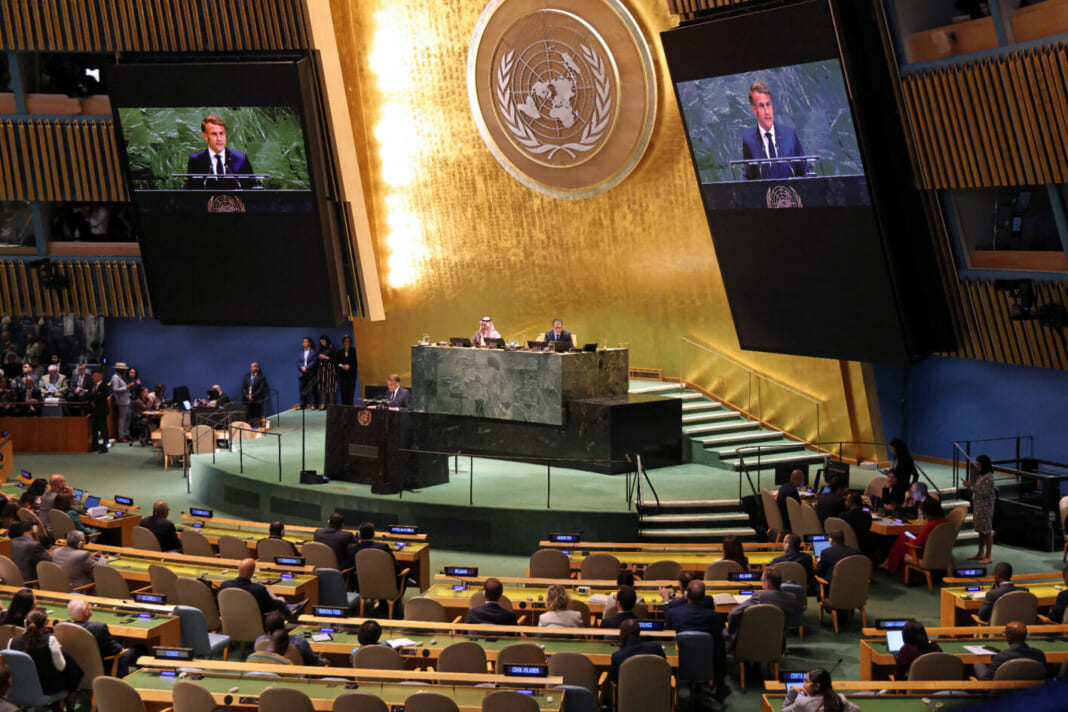 イスラエルとパレスチナの「２国家共存」を目指す首脳級会合で発言するフランスのマクロン大統領＝９月22日、ニューヨークの国連本部（ＡＦＰ時事）