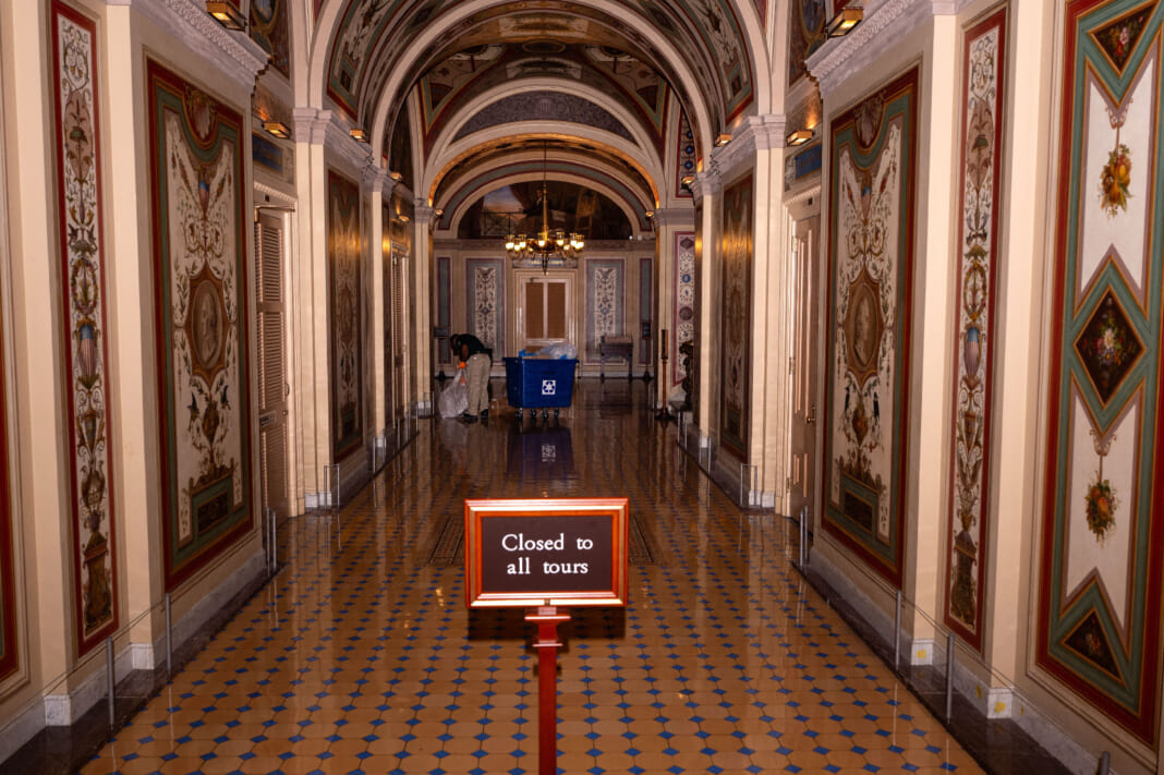 米政府予算失効後の連邦議会議事堂内部（ＡＦＰ時事）＝2025年10月１日未明、ワシントン