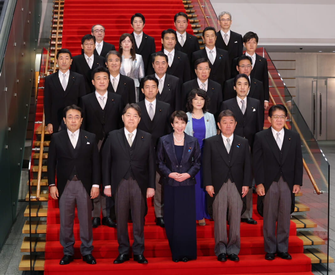 初閣議を終え、記念撮影する高市早苗首相（前列中央）と閣僚ら＝10月21日午後、首相官邸