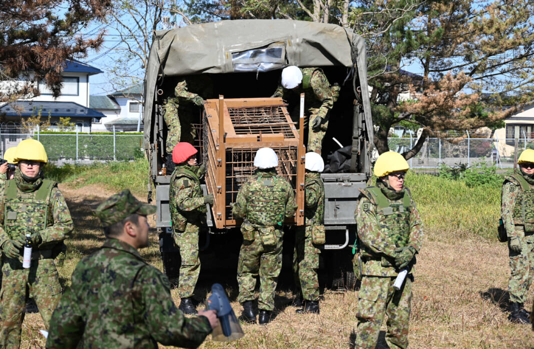 鳥獣被害対策の訓練で、箱わなを車両から降ろす陸上自衛隊員＝１０月３０日、秋田市の秋田駐屯地（陸自提供）