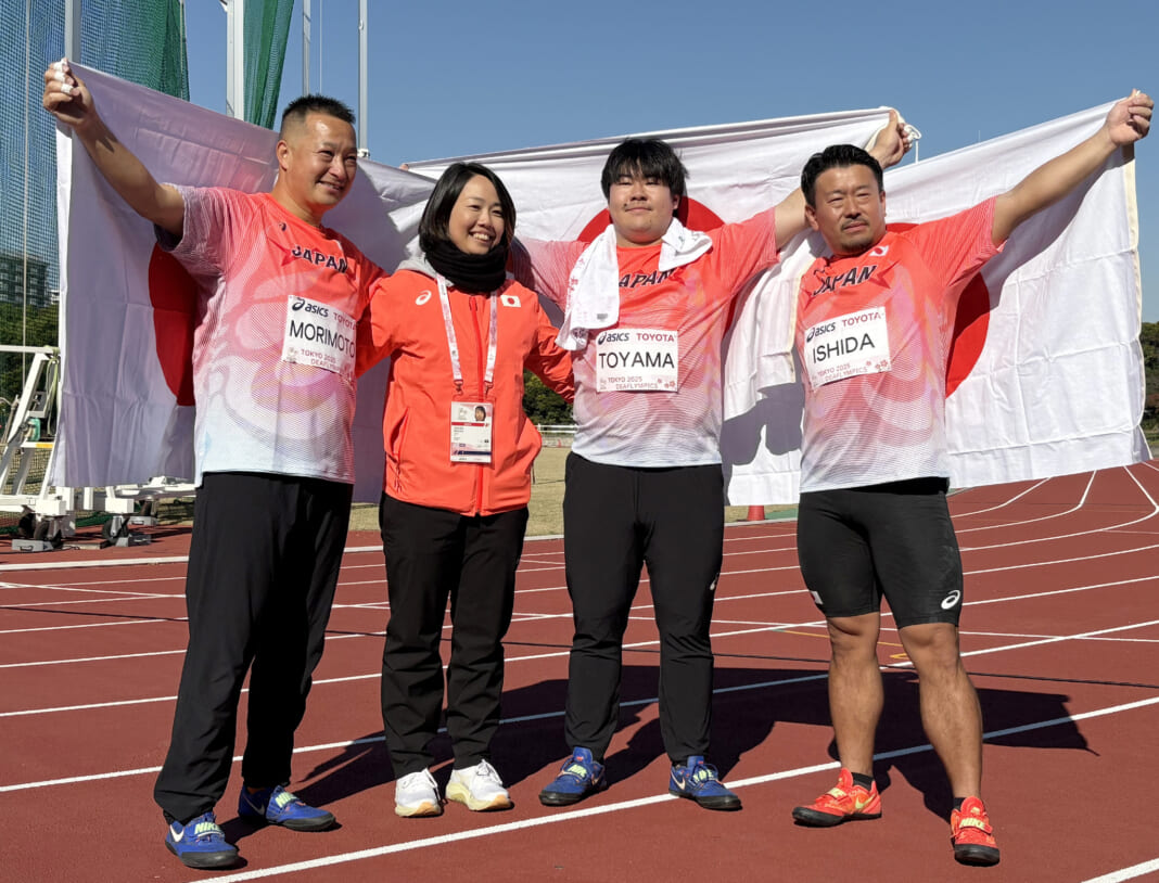 デフリンピック東京大会の男子ハンマー投げで優勝した遠山莉生（中央右）。左端は２位の森本真敏、右端は３位の石田考正＝11月20日、東京・大井ふ頭中央海浜公園陸上競技場