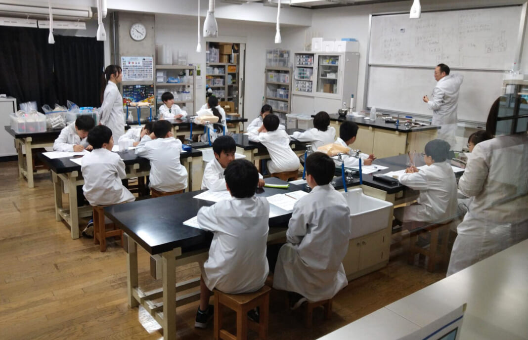 研究室で実験に取り組む子供たち