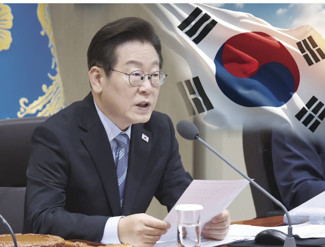 1012topimage 9月11日、就任100日を迎えソウルで記者会見する韓国の李在明大統領(EPA時事)