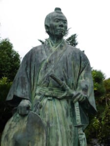 青年時代の渋沢栄一の銅像