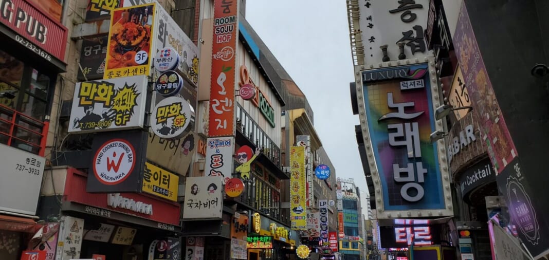 ハングルの看板が並ぶ韓国の街並み