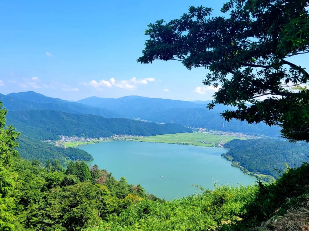 賤ケ岳山頂から余呉湖を望む