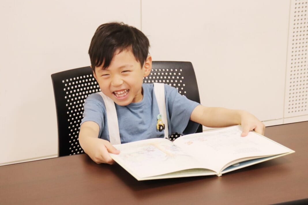 英語の絵本を読む子供