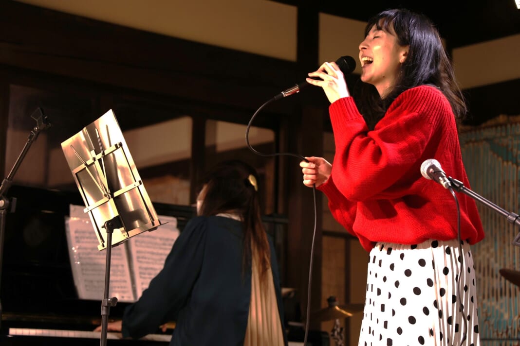 女性歌手のイメージ