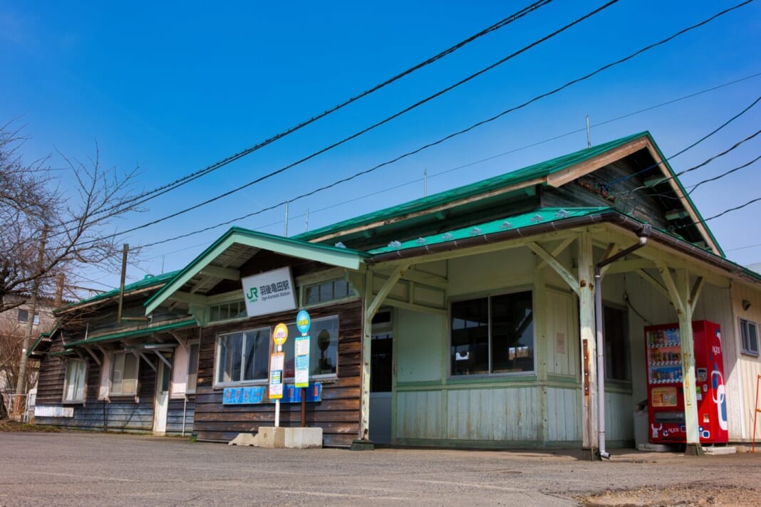 26699845_m-1417x945 映画「砂の器」に登場する羽越本線羽後亀田駅