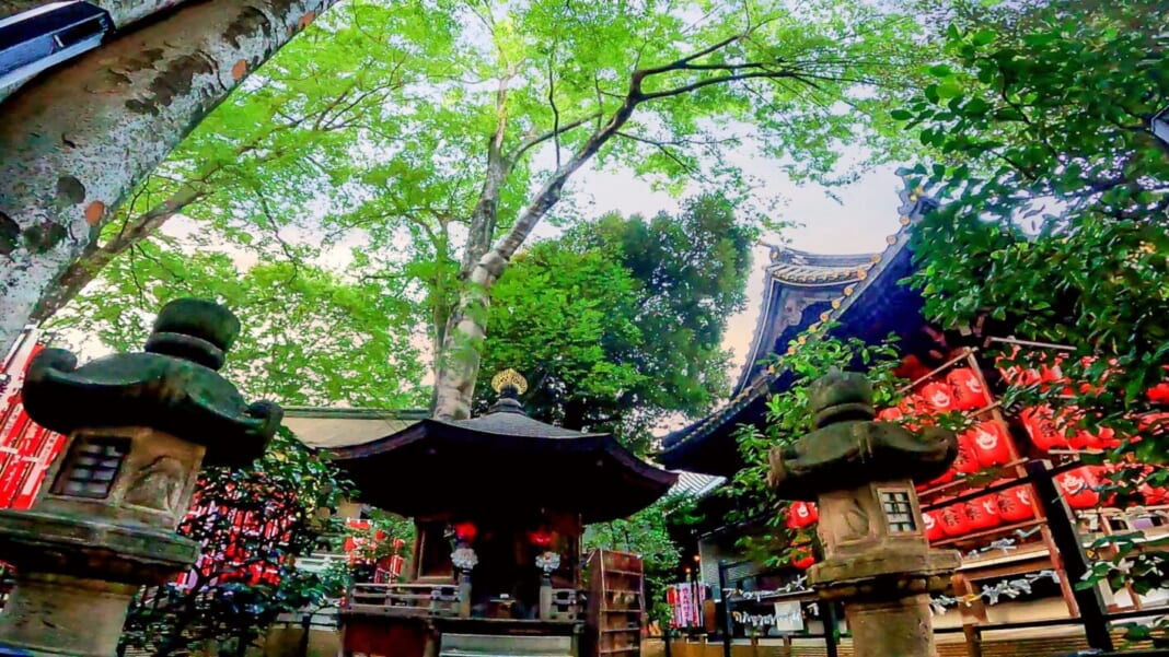 豊川稲荷東京別院にある大岡越前の霊廟