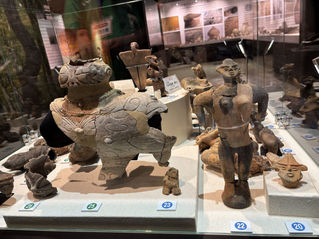 縄文館に展示された多彩な土偶の数々