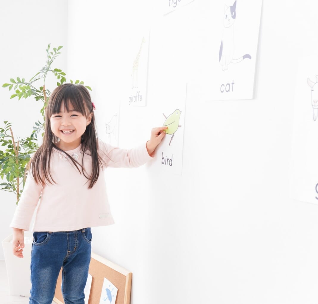 おうちで英語を学ぶ女の子のイメージ