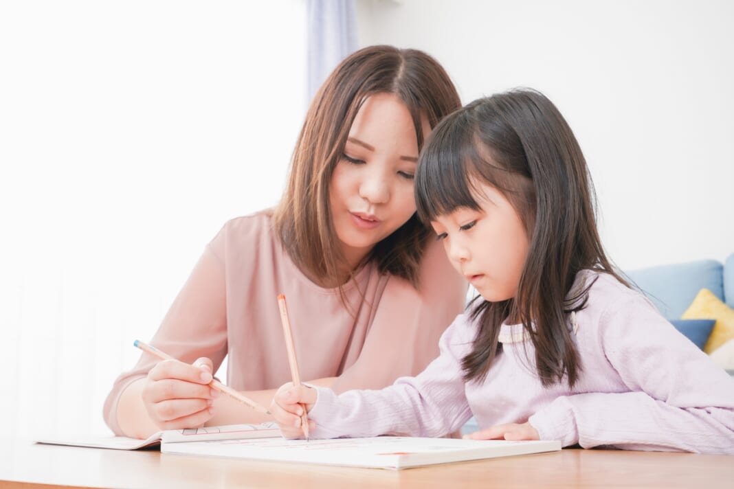 親子で学習に取り組むのが継続のカギ（写真はイメージです）