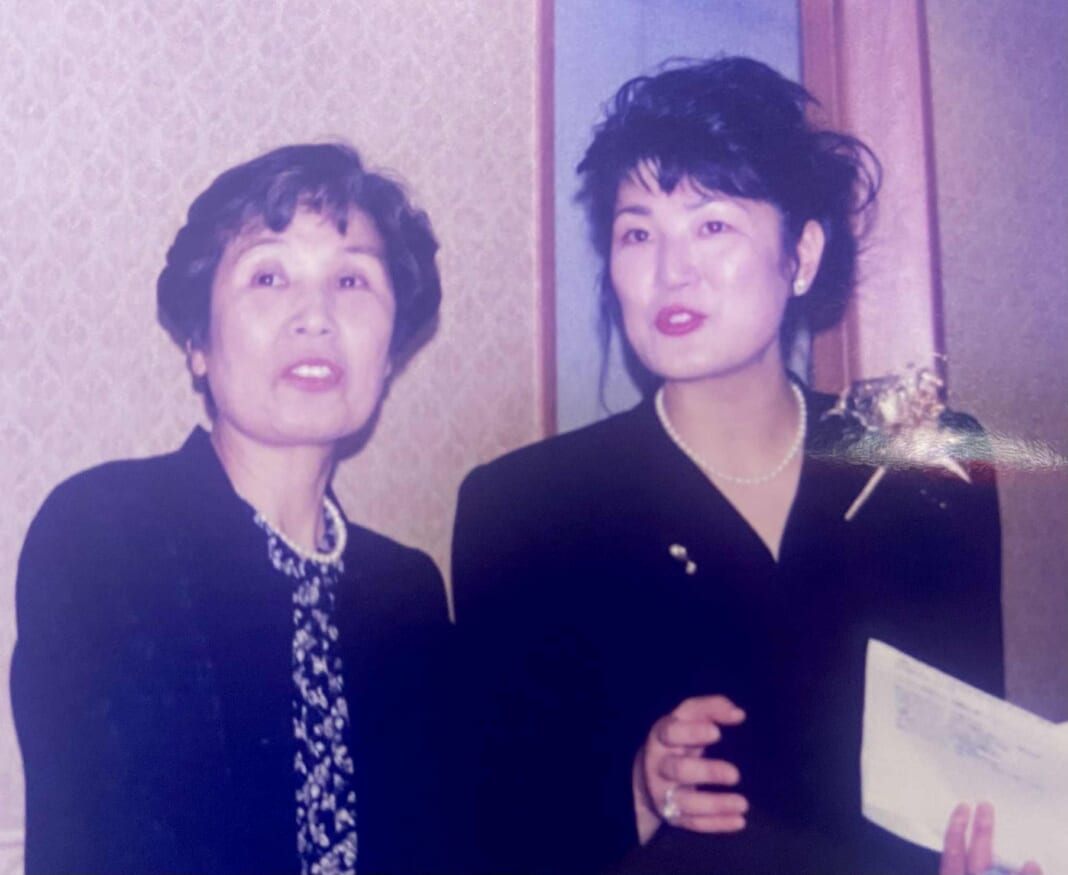 在りし日の母（左）と筆者