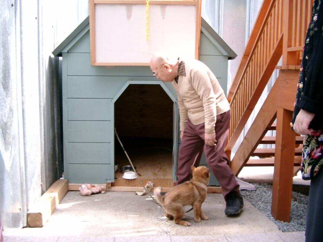 舩井幸雄さんと仔犬の時の愛犬ゴンちゃん（舩井幸雄記念館のフェイスブックより）