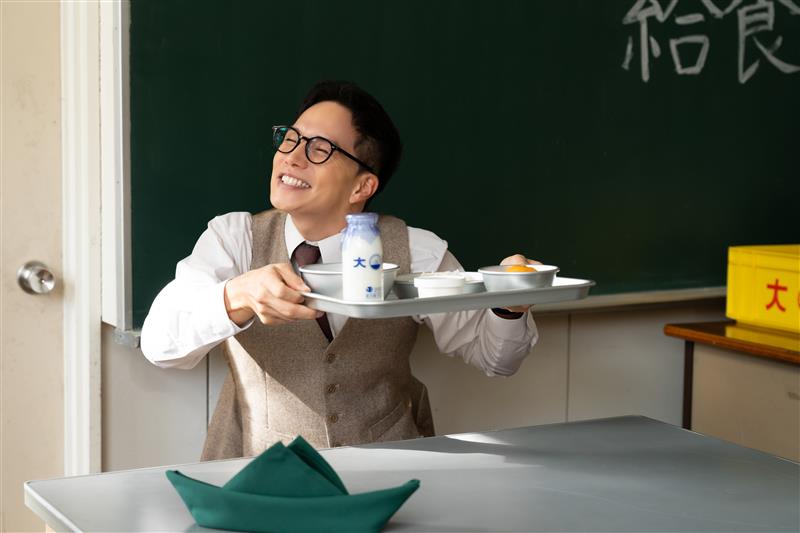 5284 給食をこよなく愛する中学教師の甘利田幸男(市原隼人)Ⓒ 2025「おいしい給食」製作委員会