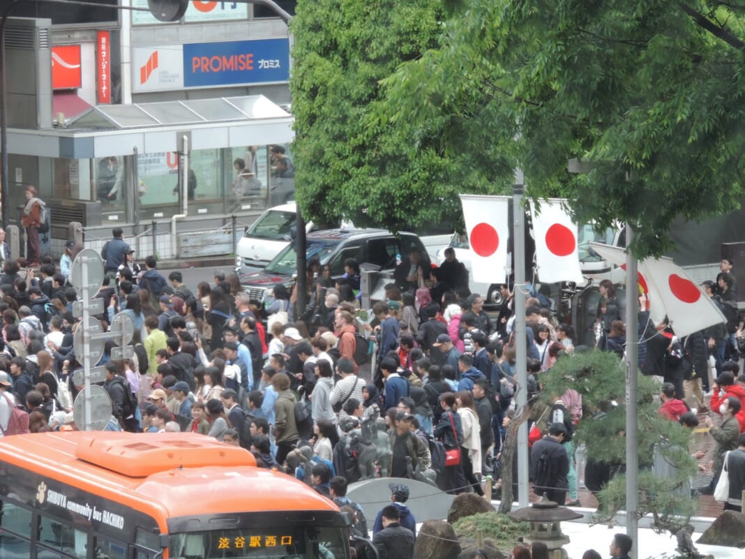 東京・渋谷のスクランブル交差点近くに掲げられた日の丸＝2019年４月30日（辻本奈緒子撮影）
