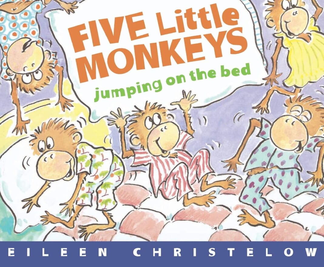 童謡「Five Little Monkeys Jumping on the Bed」をモチーフにした絵本