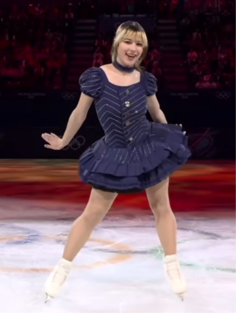 ポーズを決めるアリサ・リュウ（Team USAのユーチューブより）