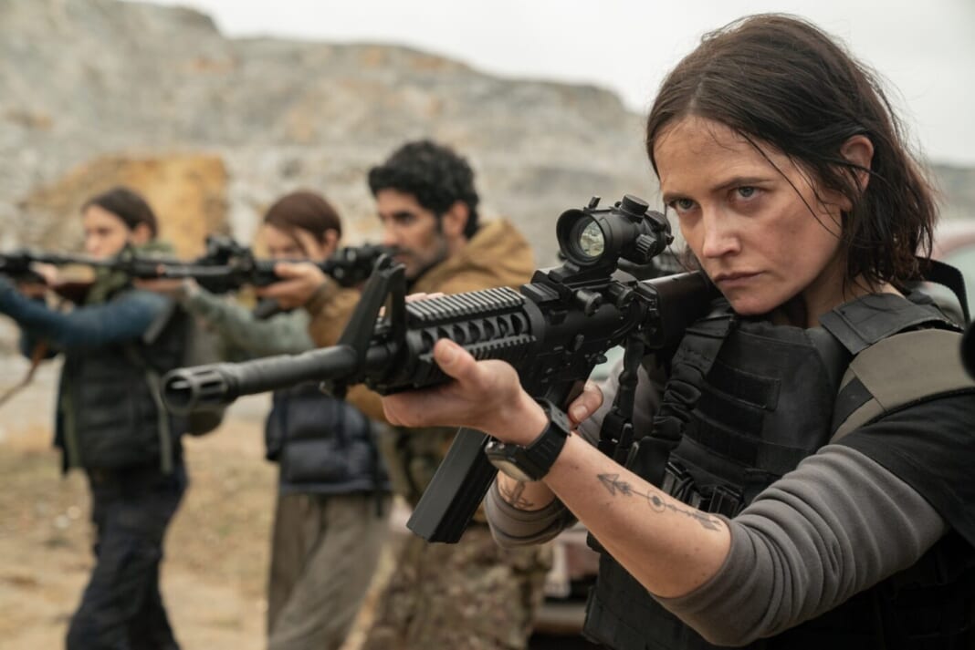 トラウマを抱える女性兵士ジェイクを演じたエヴァ・グリーン（右端）©2024 DIRTY ANGELS PRODUCTIONS, INC.