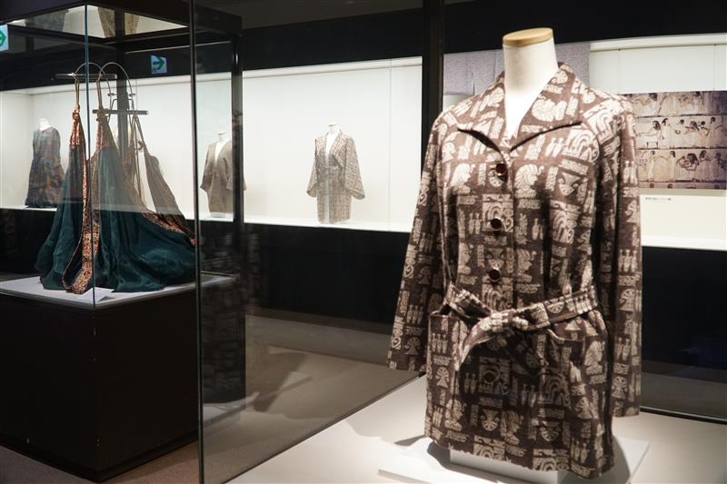 昭和30～40年代に流行した古代エジプトがモチーフのジャケット＝東京・東池袋