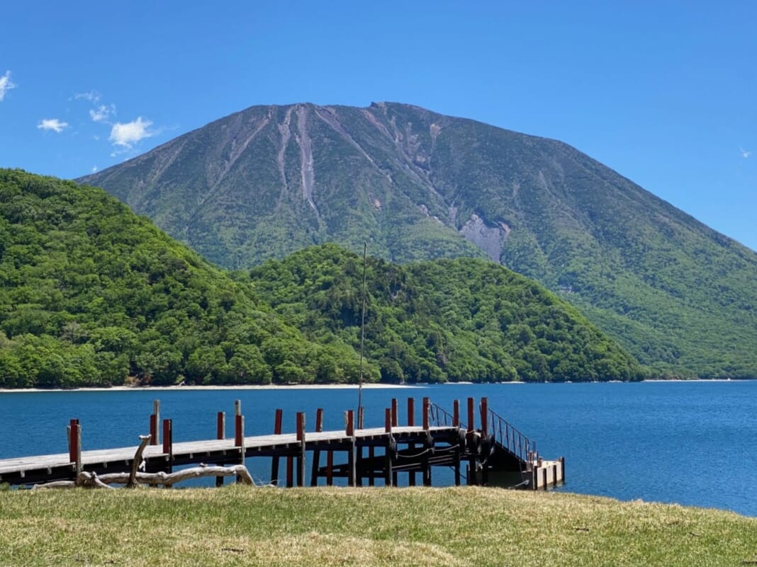 中善寺湖を抱くようにそびえる男体山