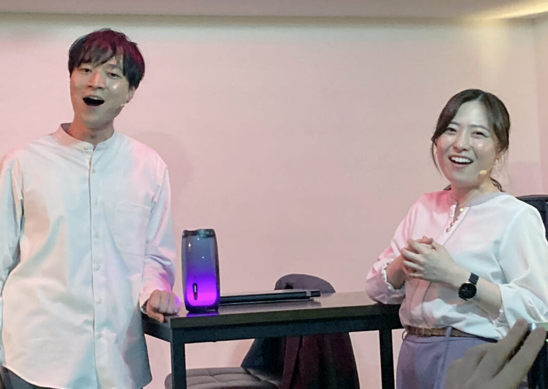 2024年６月に上演された『AI-WRI-EN』の一場面。詩月役の山﨑聡一郎（左）の手元にあるのがAIデバイスのAI-WRI-EN（辻本奈緒子撮影）