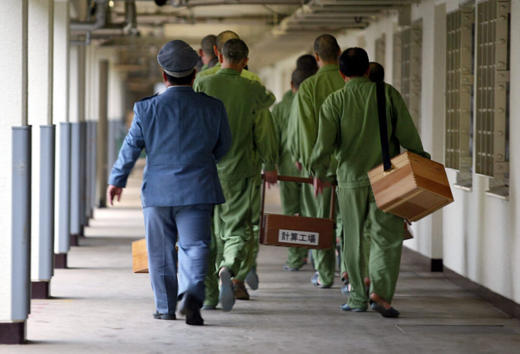 東京都の府中刑務所で、一日の刑務作業を終えた受刑者たち（ＡＦＰ時事）