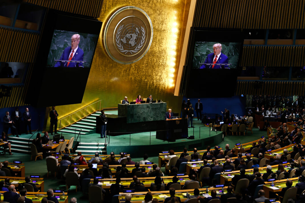 ニューヨークで開かれた第80回国連総会で演説するトランプ米大統領＝2025年９月23日（ＵＰＩ）