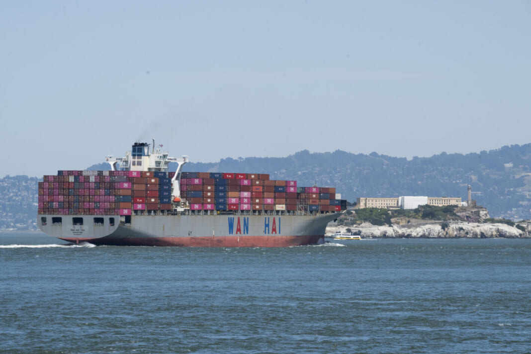 米カリフォルニア州サンフランシスコ湾を航行するシンガポール船籍のコンテナ船。運航するのは台湾の海運会社「萬海航運」＝2025 年５月（ＵＰＩ）