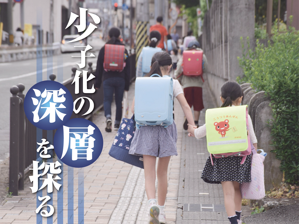 小学校に登校する児童＝2020年５月、山形市（時事）