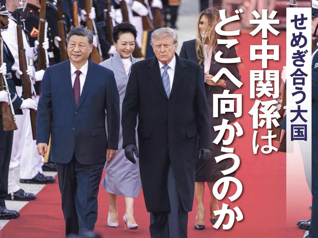ワシントン近郊のアンドルーズ空軍基地で中国の習近平国家主席（左）を出迎えるトランプ米大統領＝９月23日、米メリーランド州（EPA時事）