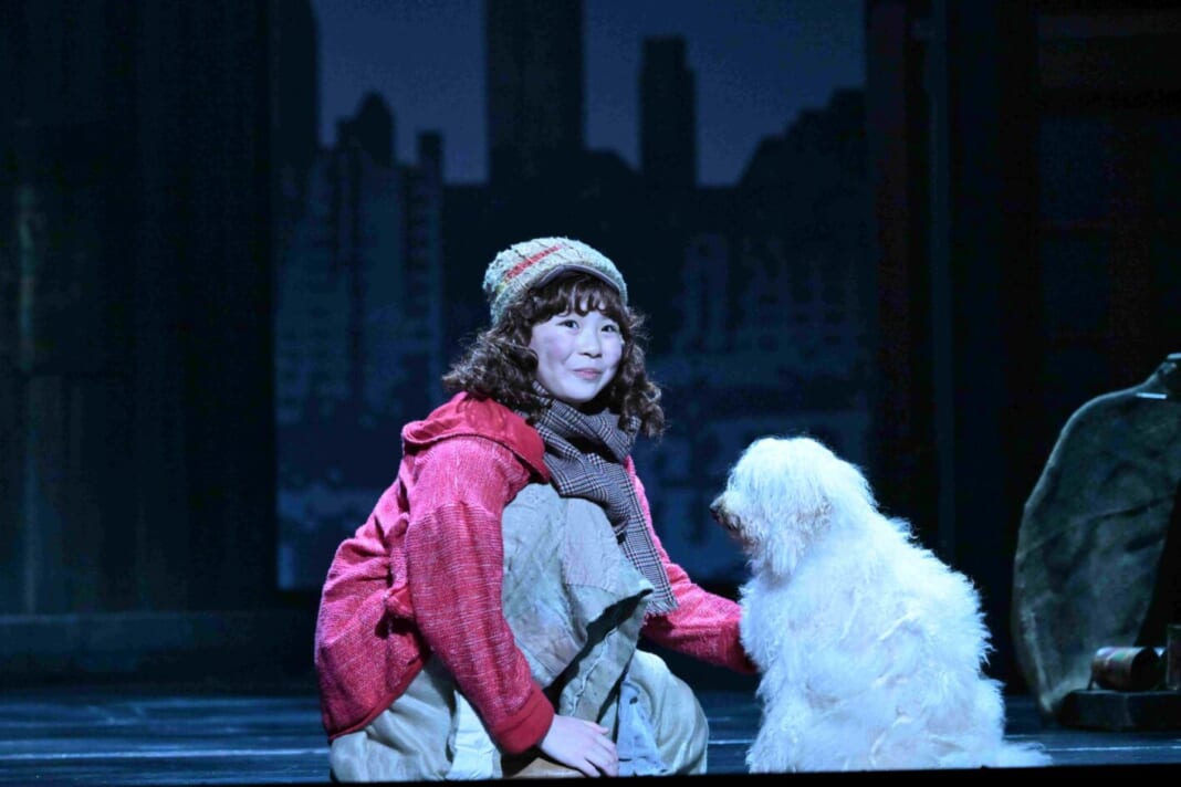 アニー（小野希子）と犬のサンディAnnie2025©NTV