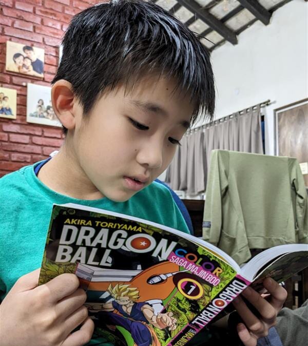 スペイン語版の漫画「ドラゴンボール」で語学習得に挑戦する次男