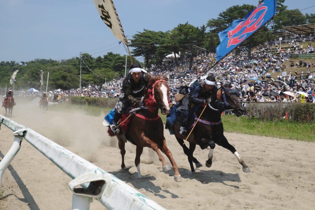 千年以上の歴史を持つ福島県の「相馬野馬追」。７月末に開催された2023年は当日の最高気温が35度で、暑さによる人や馬への負担が大きかったことから、翌年以降は開催時期が５月最終週に変更された＝2023年７月、福島県（長野康彦撮影）