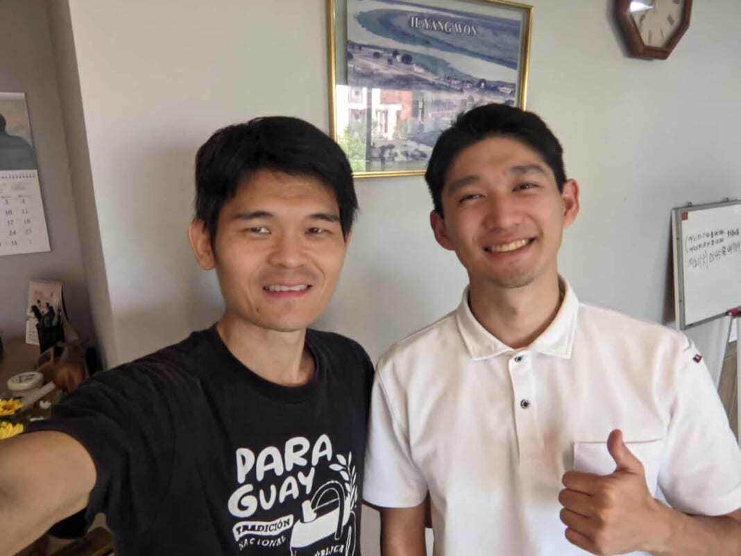 新しい同僚（右）と筆者