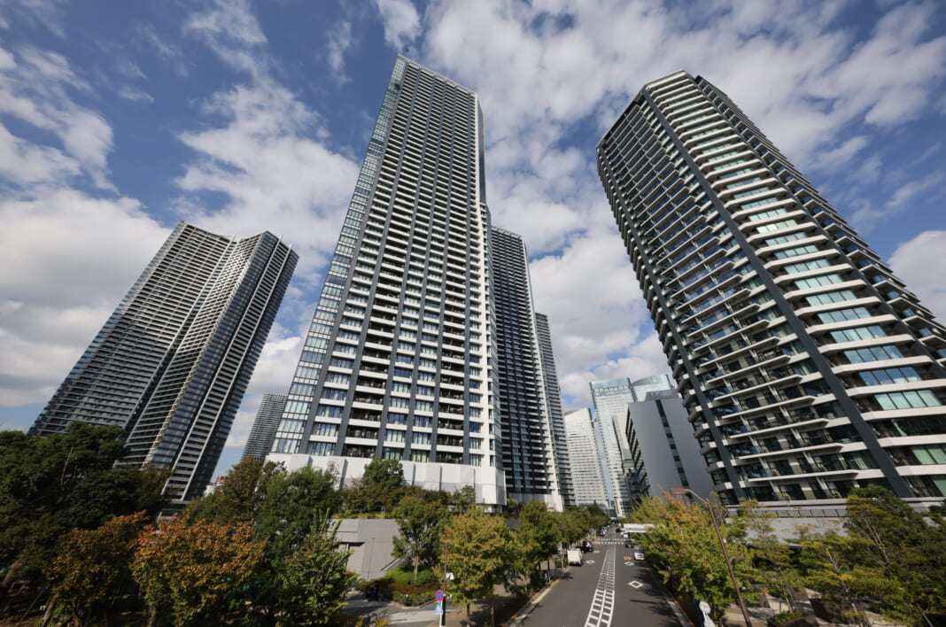 東京都心のマンション群（時事）