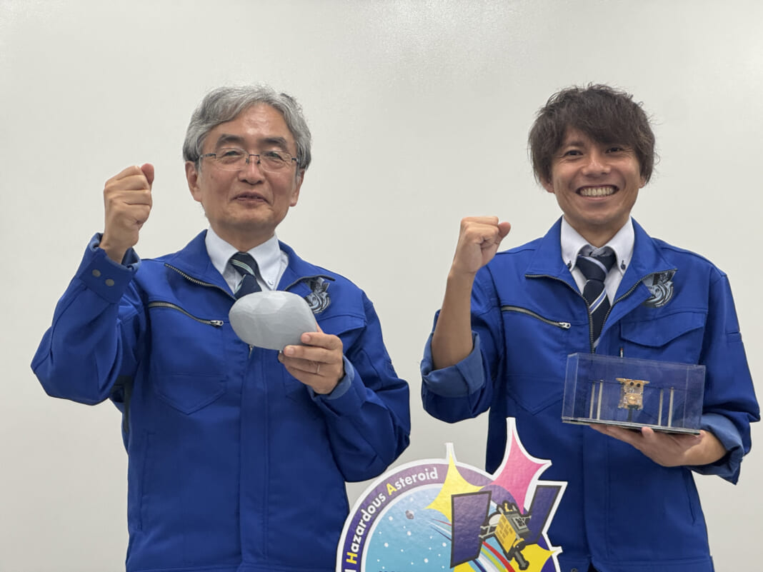 探査機「はやぶさ２」の小惑星「トリフネ」撮影成功で、笑顔を見せるＪＡＸＡの三桝裕也・はやぶさ２拡張ミッションチーム長（右）＝７月6日午後、東京都千代田区（時事）