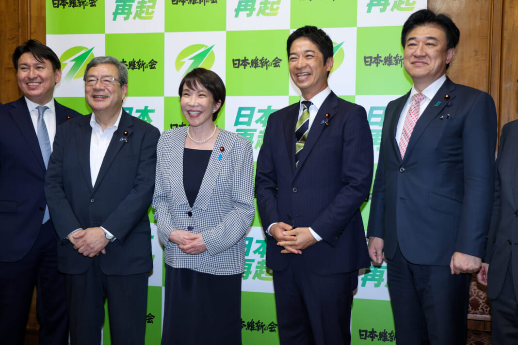 「副首都」創設法が成立し、日本維新の会の藤田文武共同代表（右から２人目）らにあいさつに訪れた高市早苗首相（中央）＝７月２４日、国会内（時事）