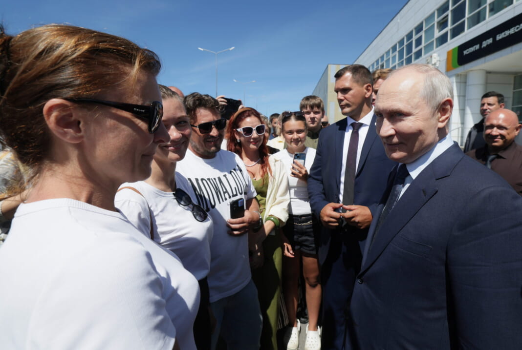 択捉島で地元住民と話すロシアのプーチン大統領＝８月13日（ＥＰＡ時事）