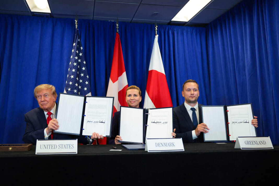 ９月22日、ニューヨークで、グリーンランド防衛に関する新協定の署名式に臨む（左から）トランプ米大統領、デンマークのフレデリクセン首相、グリーンランド自治政府のニールセン首相（ＡＦＰ時事）