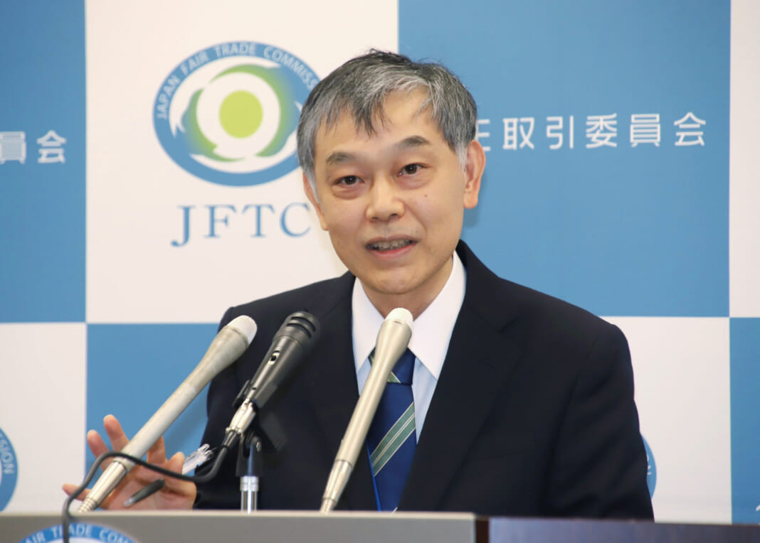 ビール大手４社への強制調査について話す公正取引委員会の岩成博夫事務総長＝７日、東京都港区（時事）