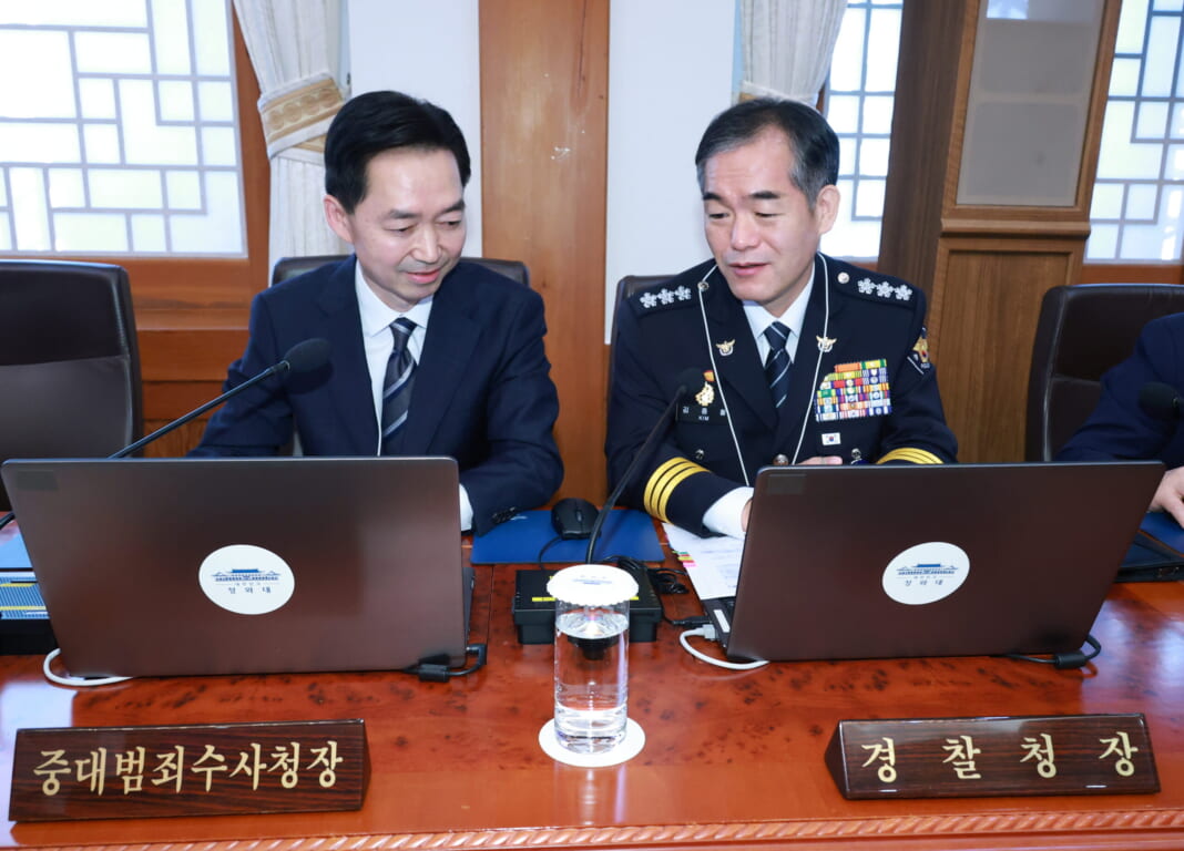 韓国・ソウル大統領府（青瓦台）で、李在明（イ・ジェミョン）大統領が主催する閣議に出席する、検察庁に代わって発足した重大犯罪捜査庁の初代庁長（左）ら（ＥＰＡ時事）