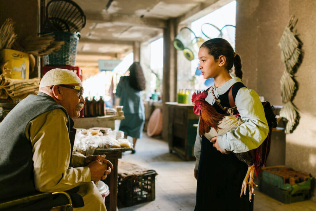ケーキの材料集めのため奔走するラミア（右、バニーン・アハマド・ナーイフ）ⓒ 2025 TPC FILM LLC. All Rights Reserved.