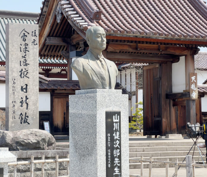 日新館入口にある山川健次郎の胸像